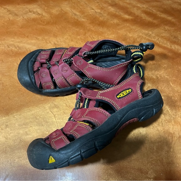 KEEN Newport Burgundy  Black Outdoor Sandals adjustable waterproof size 12 - Picture 1 of 7